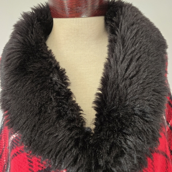 Ralph Lauren Red Plaid Poncho with Black Faux Fur Collar. One Size - Picture 4 of 9